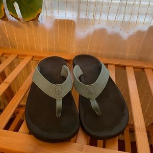 OluKai Ohana Flip-Flop Sandals Size 8